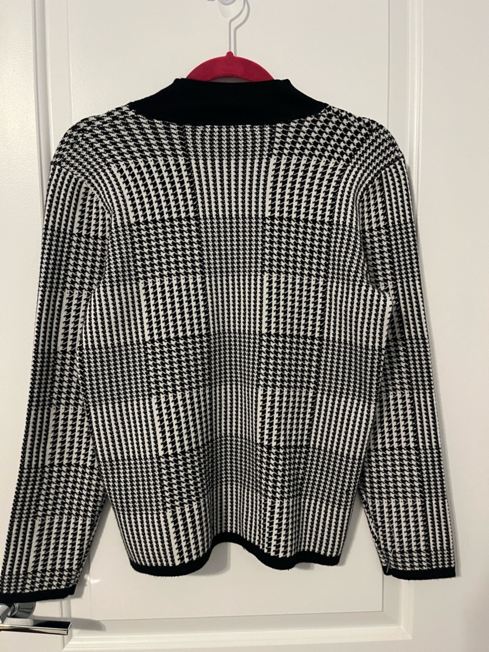 Tahari Black and White Houndstooth Knit Pullover - Picture 5 of 6